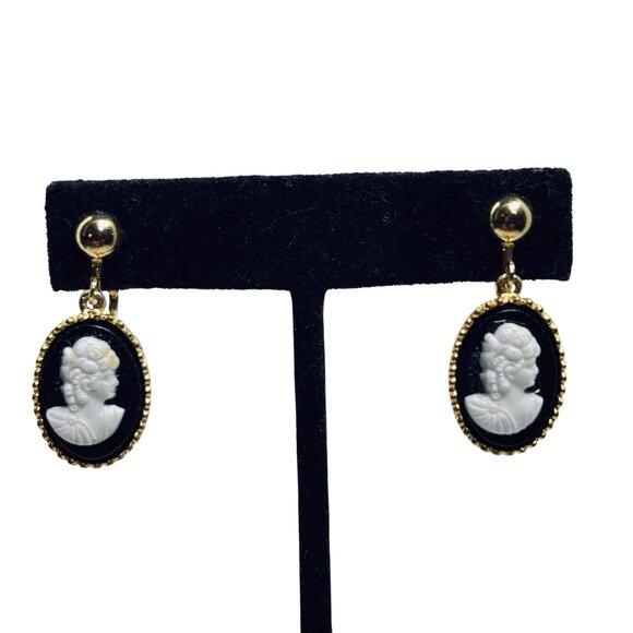 Gold Tone, Black & White Celluloid Cameo Brooch With Clip On Earrings (5724) - Picture 6 of 11